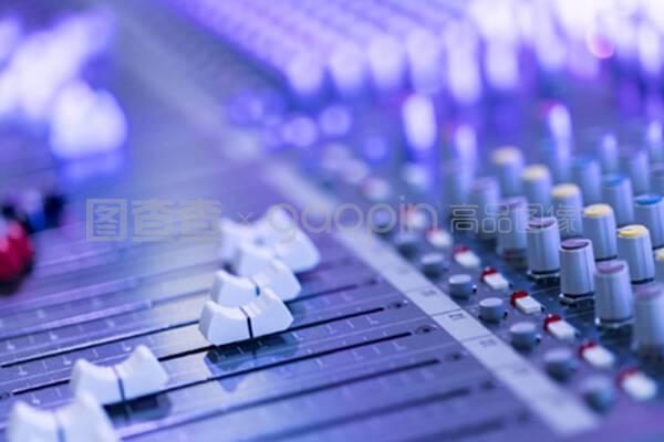 錄音棚混音臺與軟件開發(fā) 專業(yè)音樂制作的雙引擎